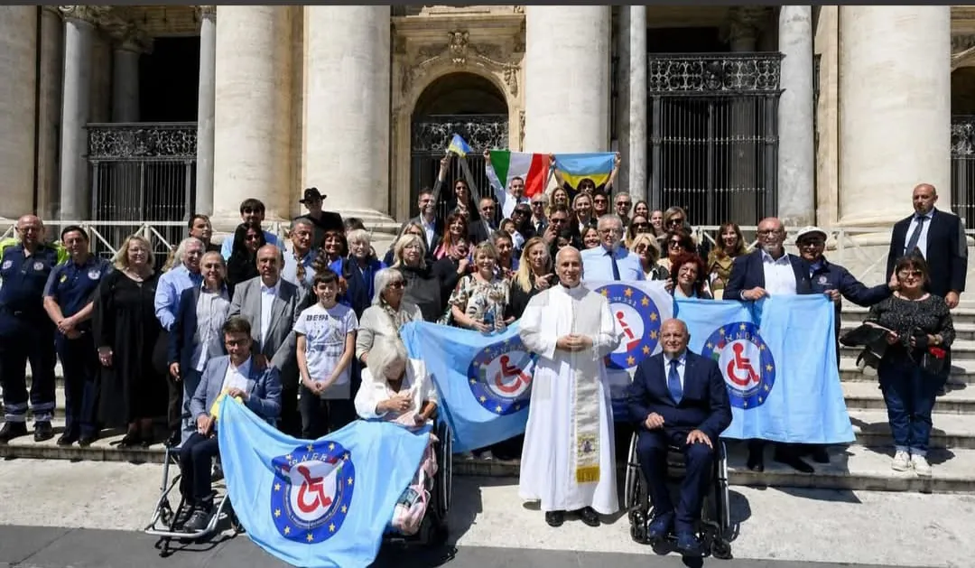 Delegazione del M.E.D.A. in Piazza San Pietro con le bandiere del Movimento, alcune persone in carrozzina in prima fila